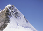 蓝天下的雪山高峰