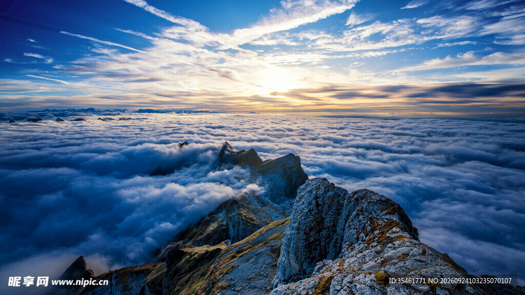 山巅云海日出盛景