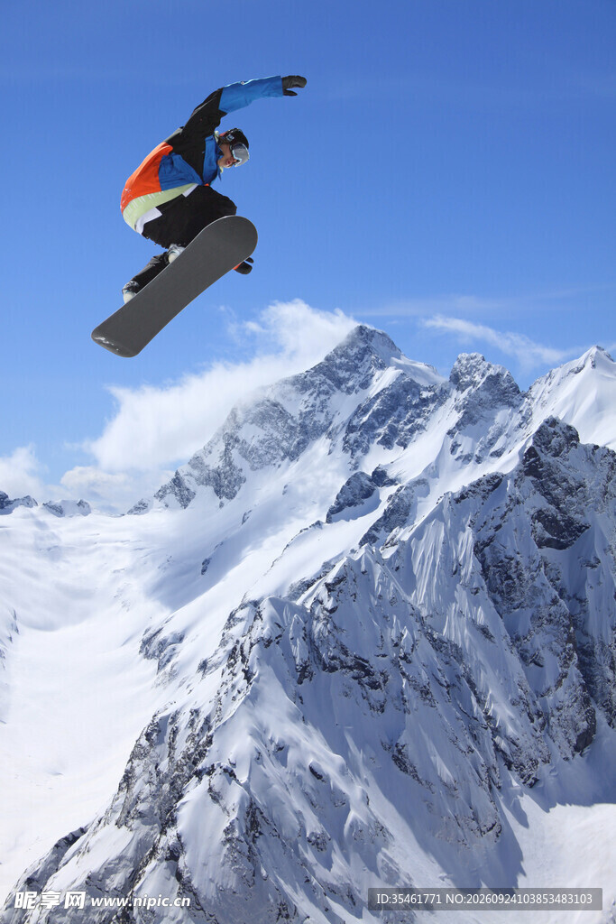 雪山单板滑雪腾空瞬间