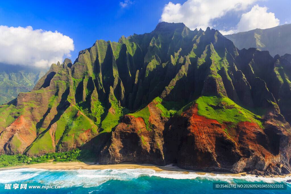 海滨青山碧海风光