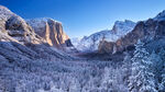 晴日雪山峡谷风光