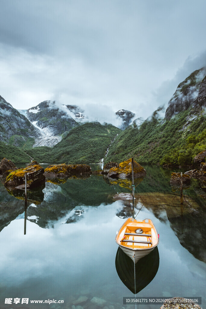 静湖远山泊舟美景