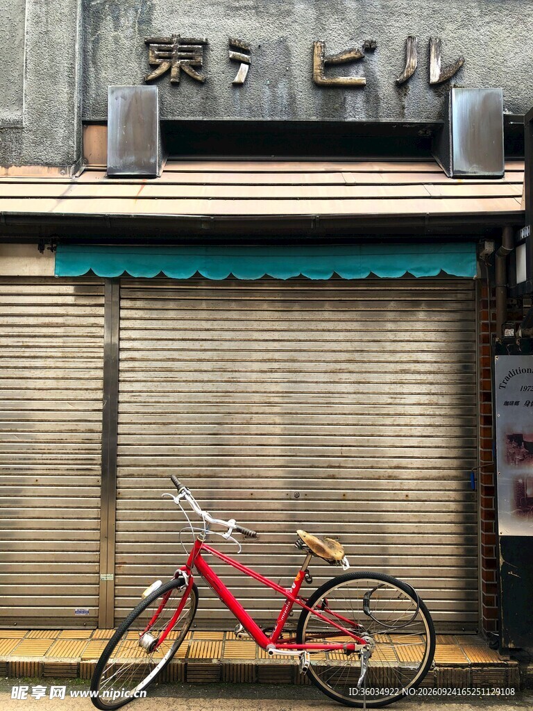 日式商铺前的红色单车