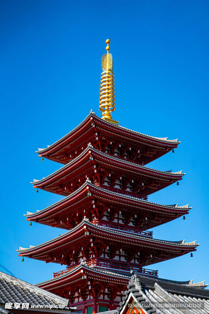 晴空下的日式五重塔