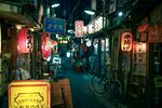 日式深夜小巷街景