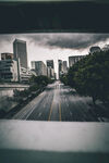 阴雨天空旷城市道路