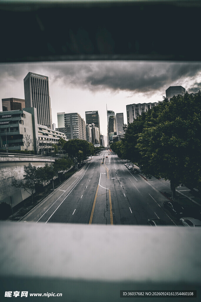 阴雨天空旷城市道路
