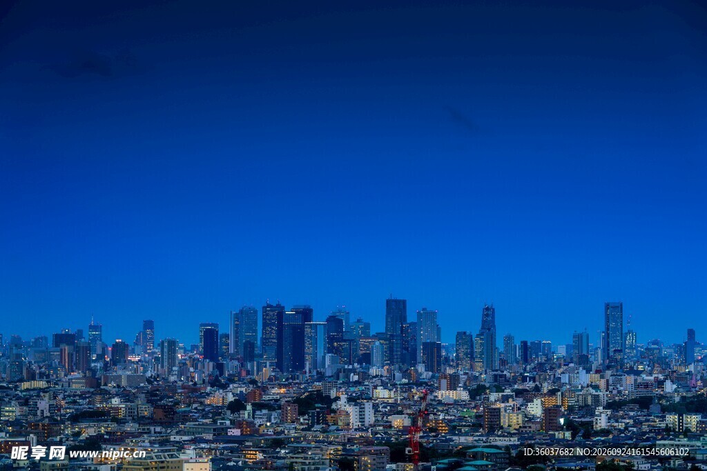 蓝天城市天际线全景