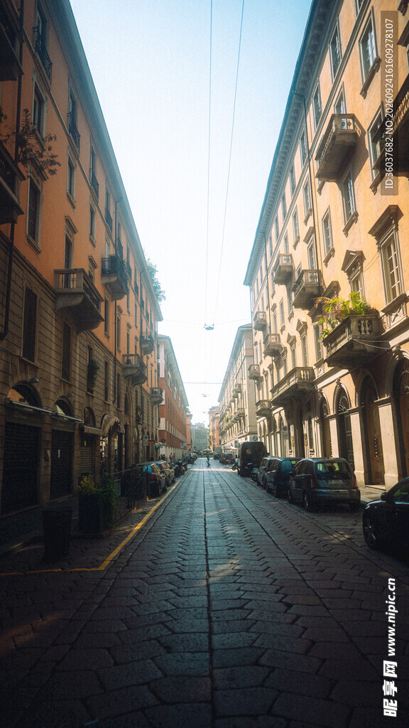 欧式老街晨光街景