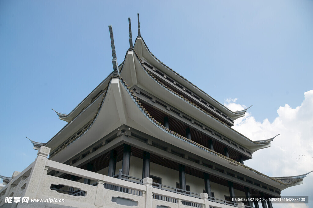蓝天映衬中式古楼阁