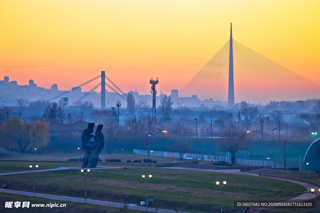 黄昏城市大桥远景