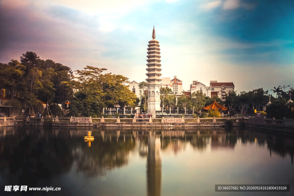 湖畔古塔日落美景
