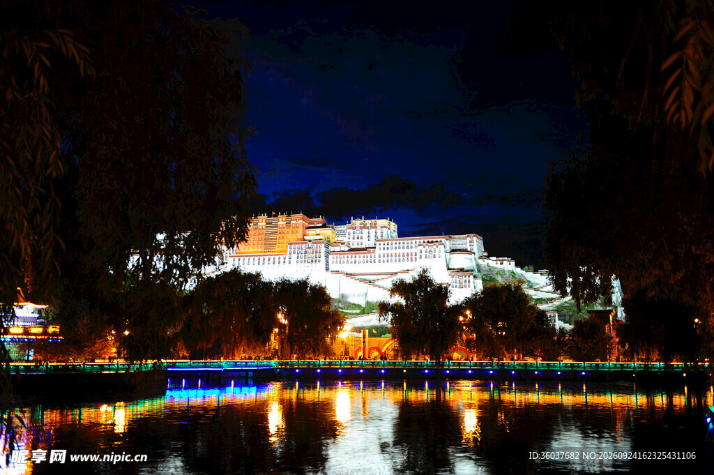 湖畔夜景灯光倒影