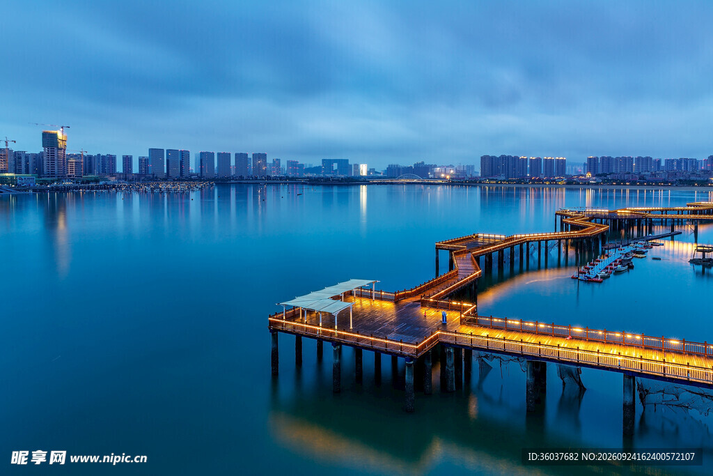 湖岸滨水栈道城市晚景