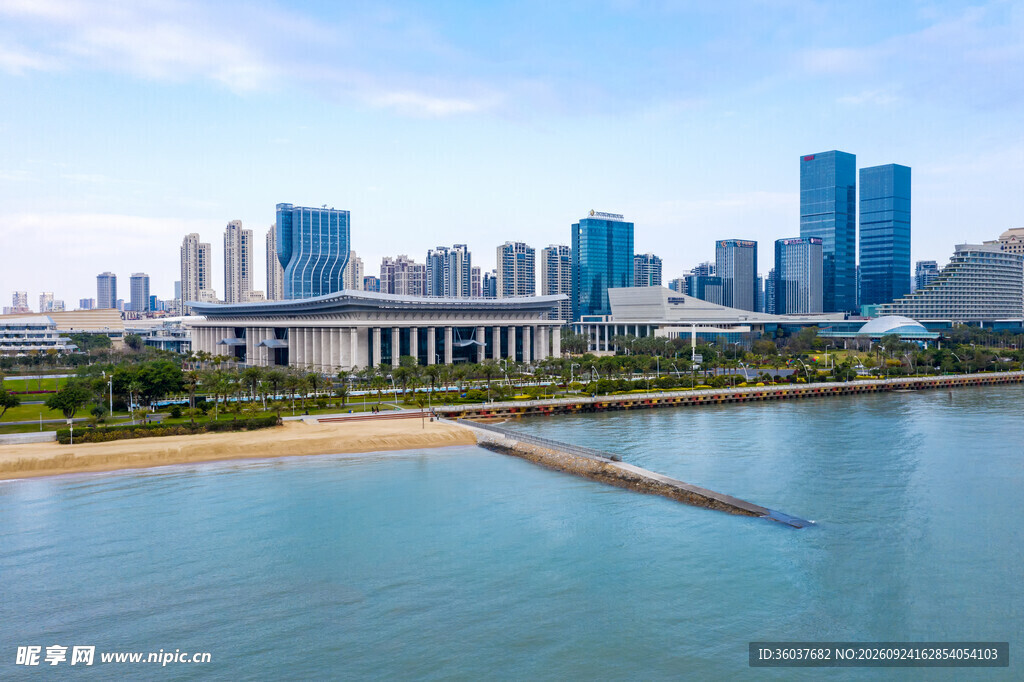 滨海城市天际线风光