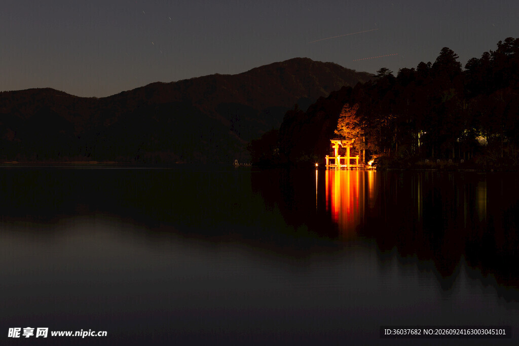 夜湖灯火远山剪影