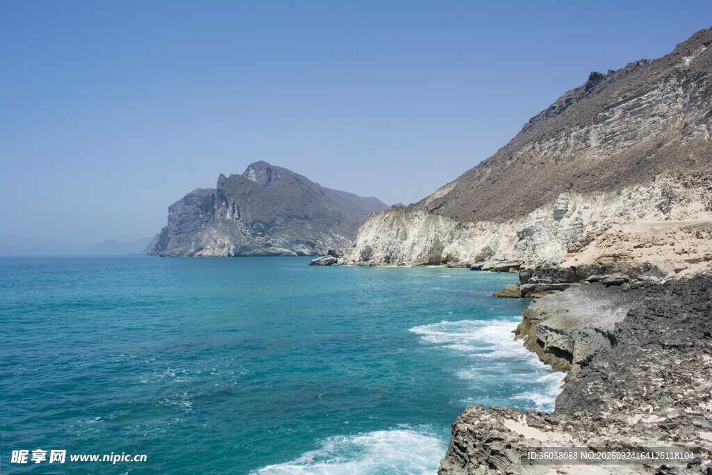 滨海崖岸碧海蓝天