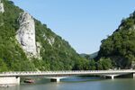 青山峡谷跨河大桥