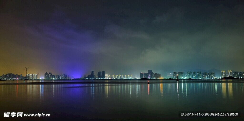 滨水城市朦胧夜景