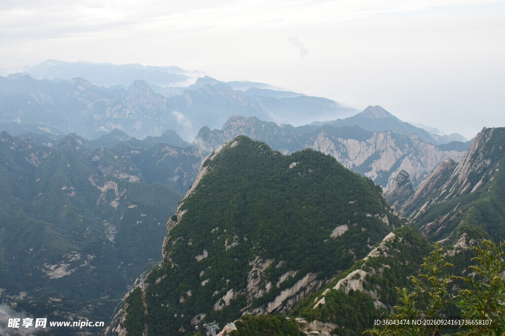 远山层叠山野风光
