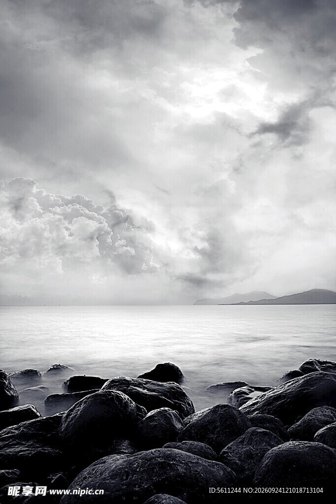 黑白海岸阴天风景