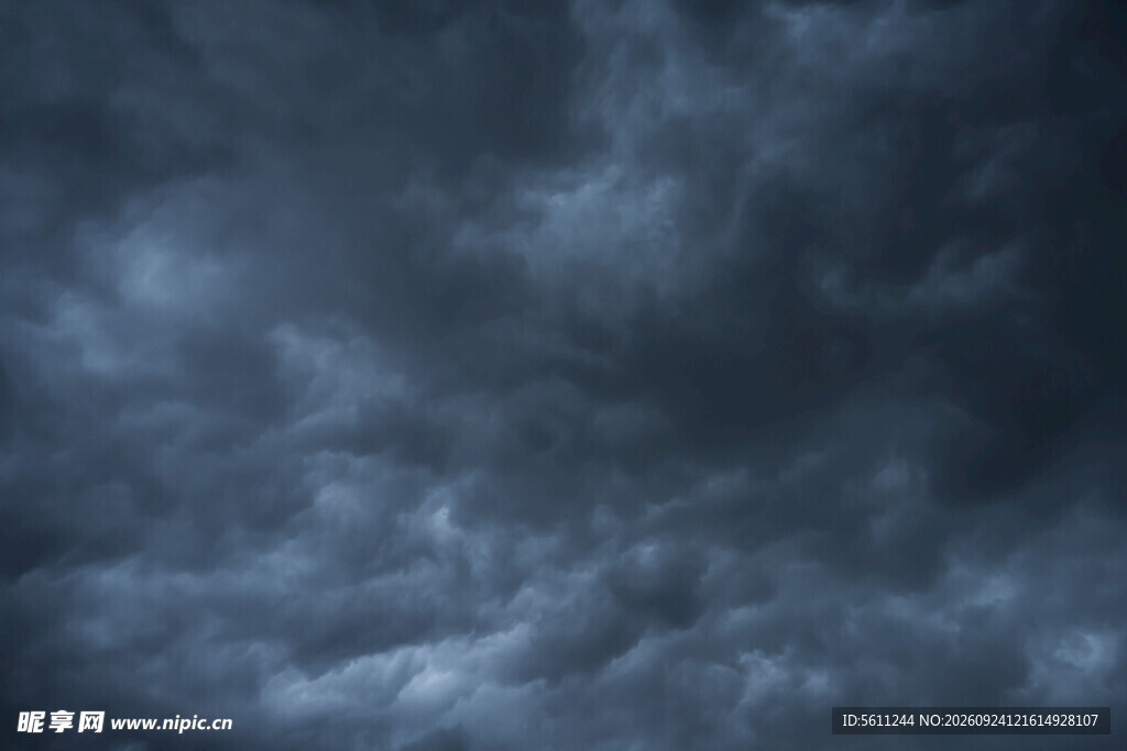暴雨前阴沉乌云天空