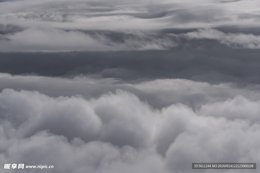 高空层叠云海景观