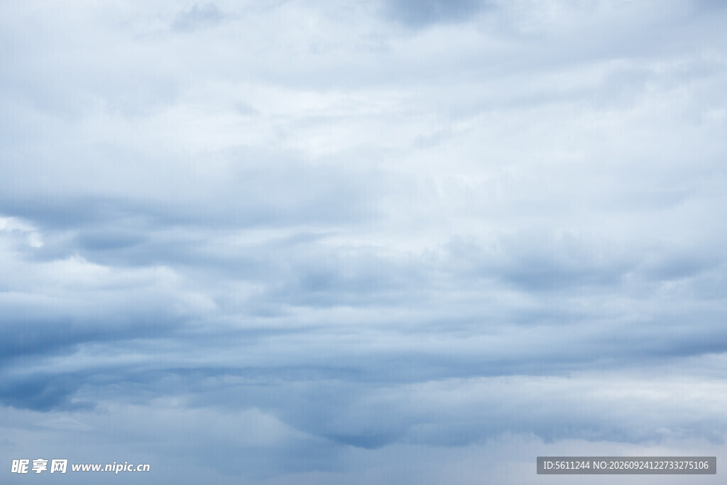浅蓝柔云天空背景
