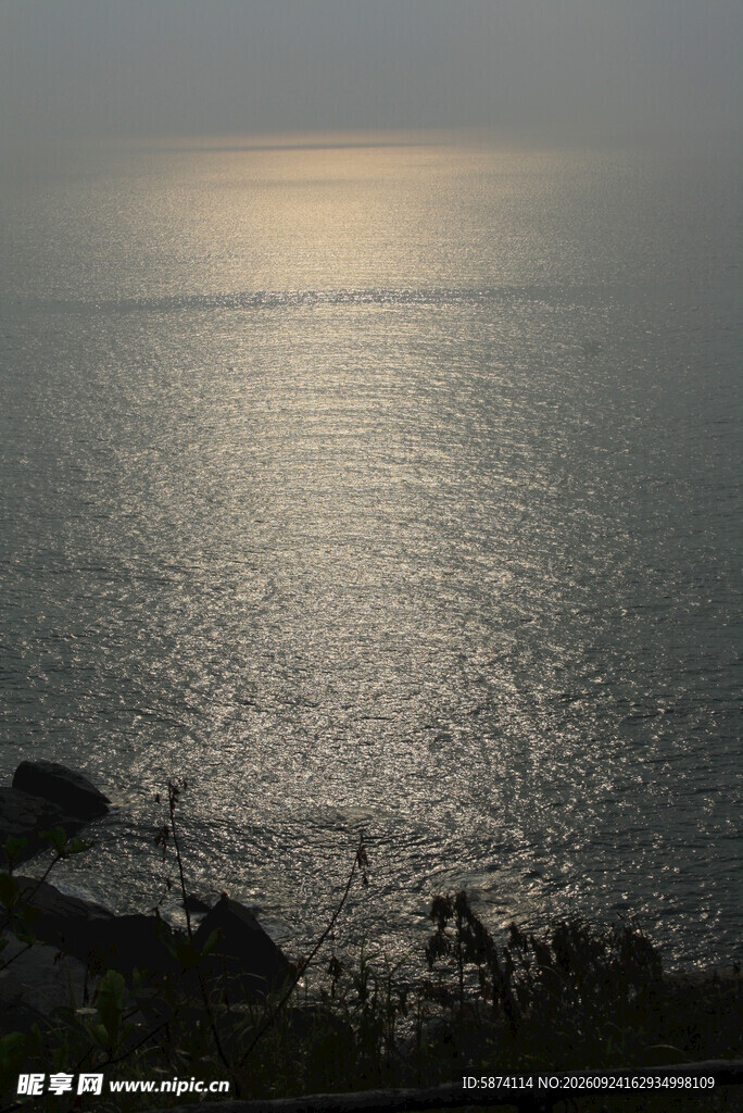 波浪海上夕阳