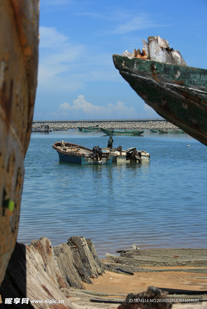 海口西海岸海边海港废旧渔船
