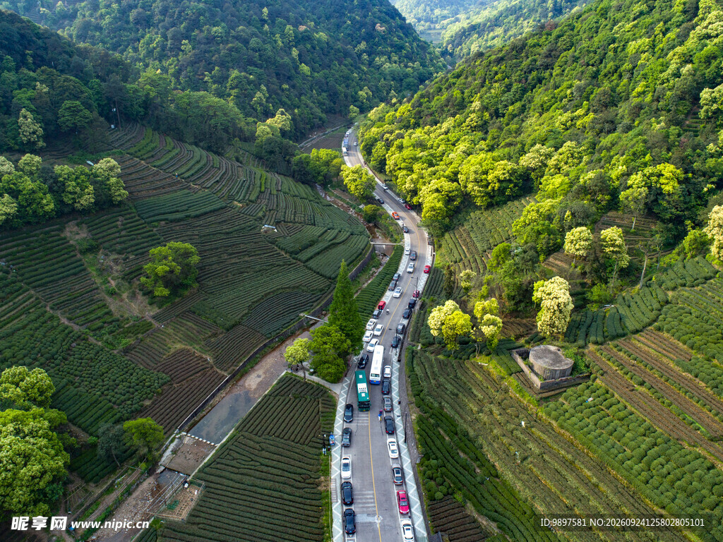 山间公路田园风光