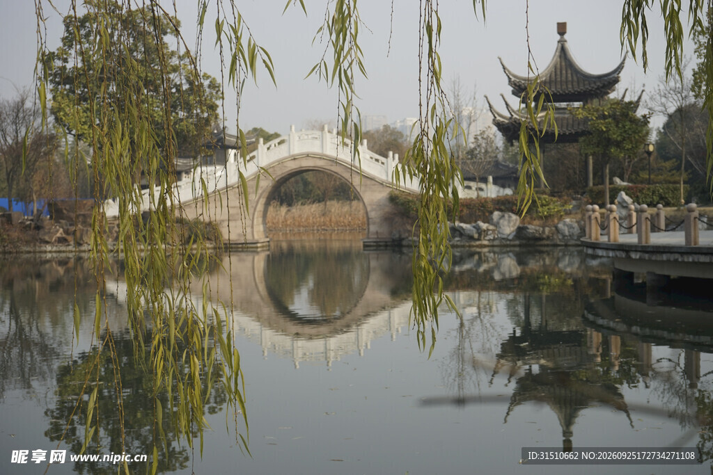 江南春湖古建倒影