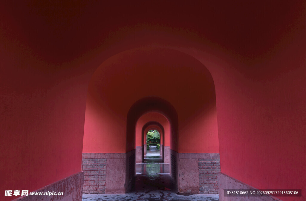 古建红墙拱门通道