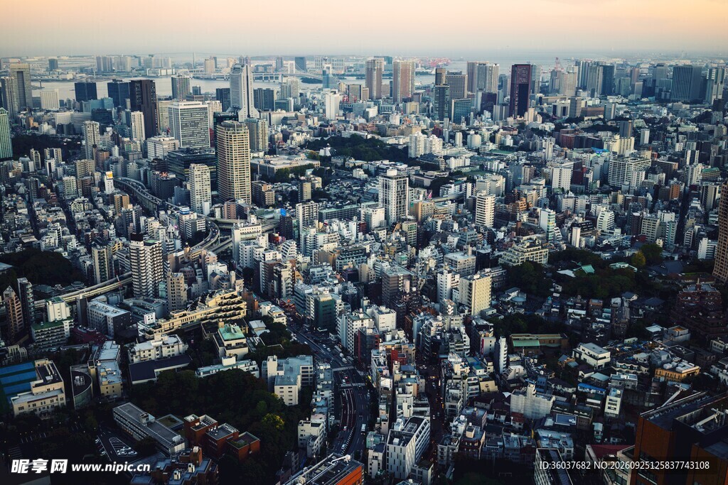 暮色下的城市全景