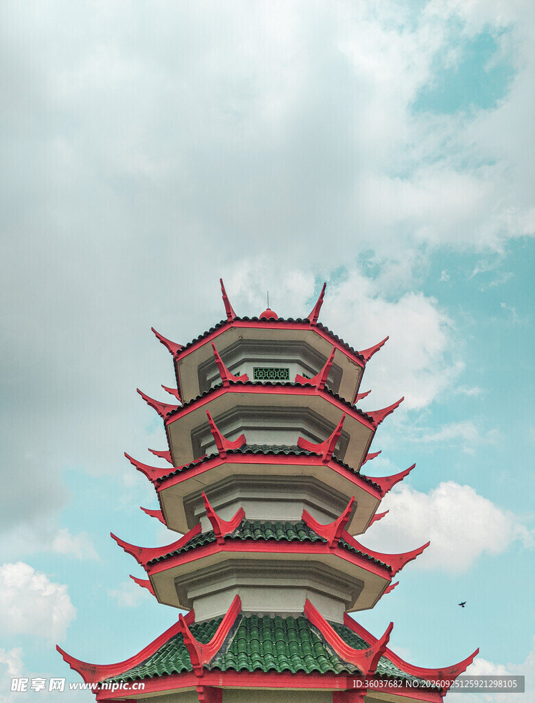 蓝天下的中式古塔