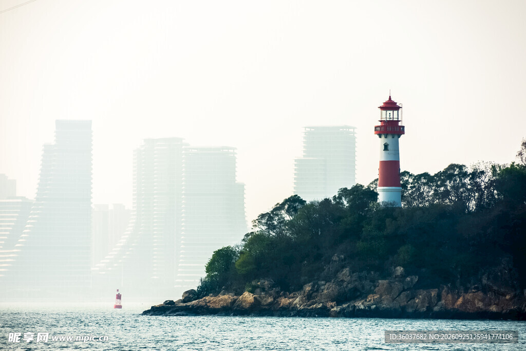 雾中海岸灯塔远景