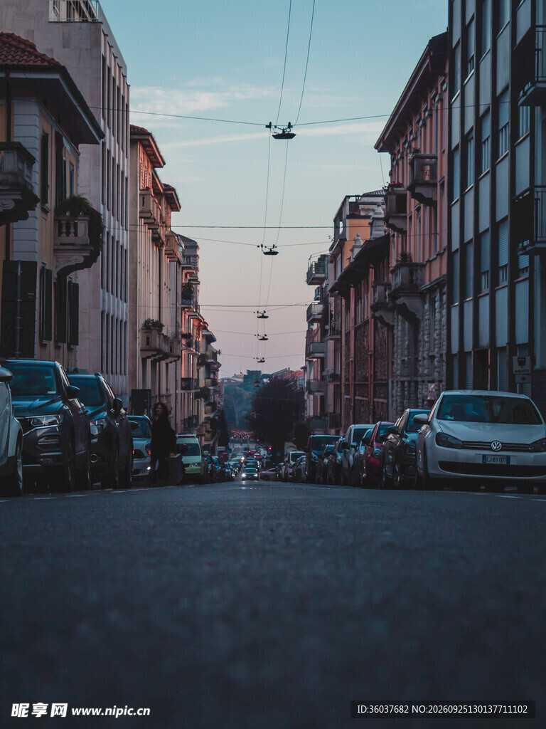 暮色城市街道街景