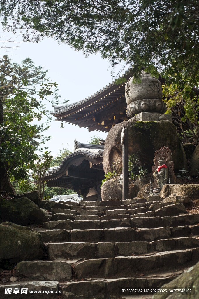 古寺石阶清幽景致