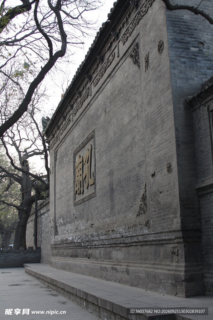 雪后古建院墙