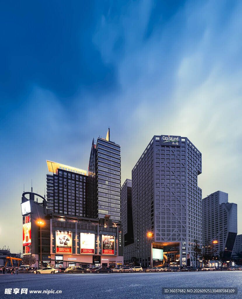 城市商圈黄昏高楼景观