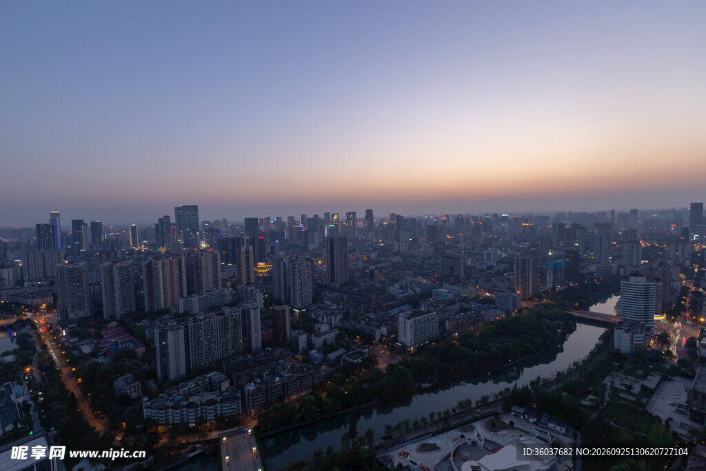 清晨城市高空航拍全景