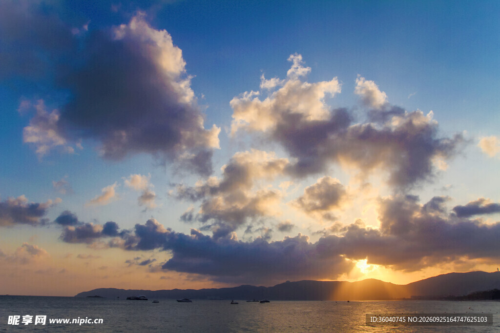 湖面日落黄昏美景