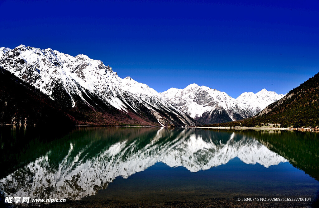 高原雪山湖泊倒影