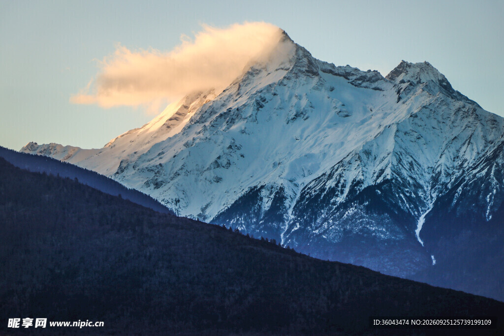 日照金山雪山盛景
