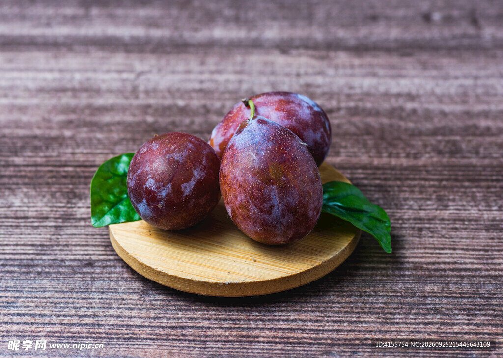 木盘上的新鲜李子
