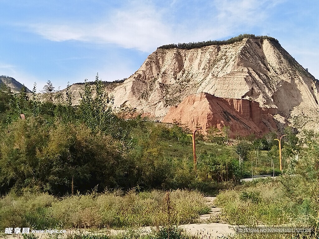 郊野彩岩山景