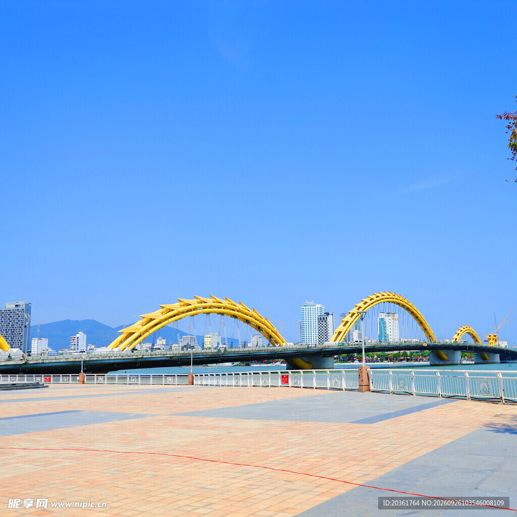 河畔金色拱桥城市风光