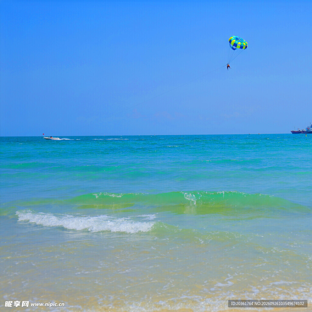 碧海蓝天海上拖伞风光