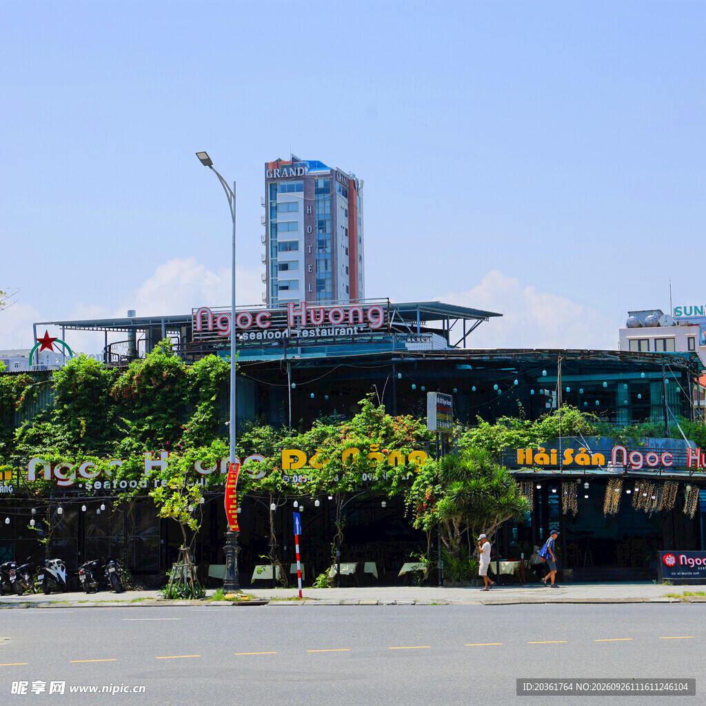 城市临街商铺街景