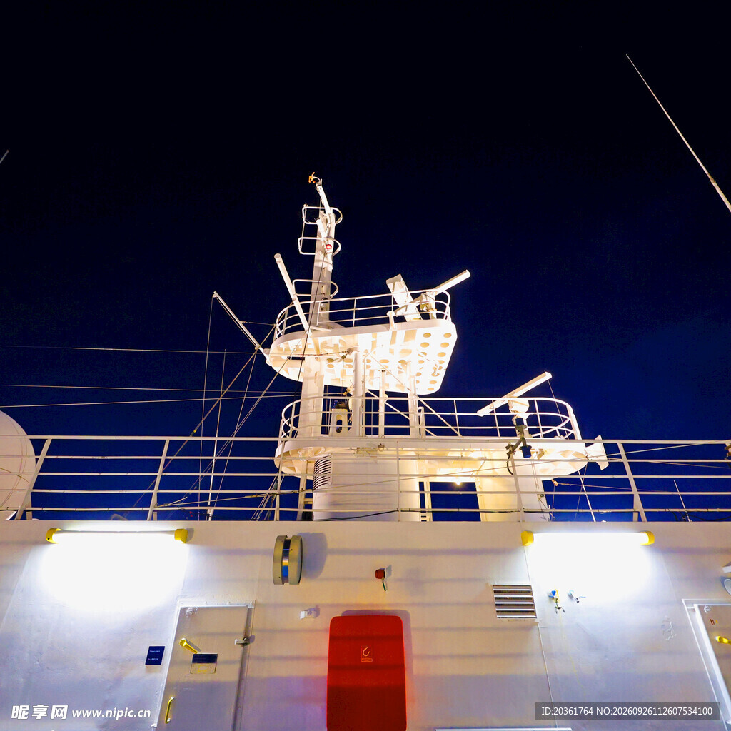 夜间邮轮上层建筑